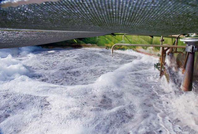 Blick auf die Wasseroberfläche eines Schwebebett- Reaktorbeckens