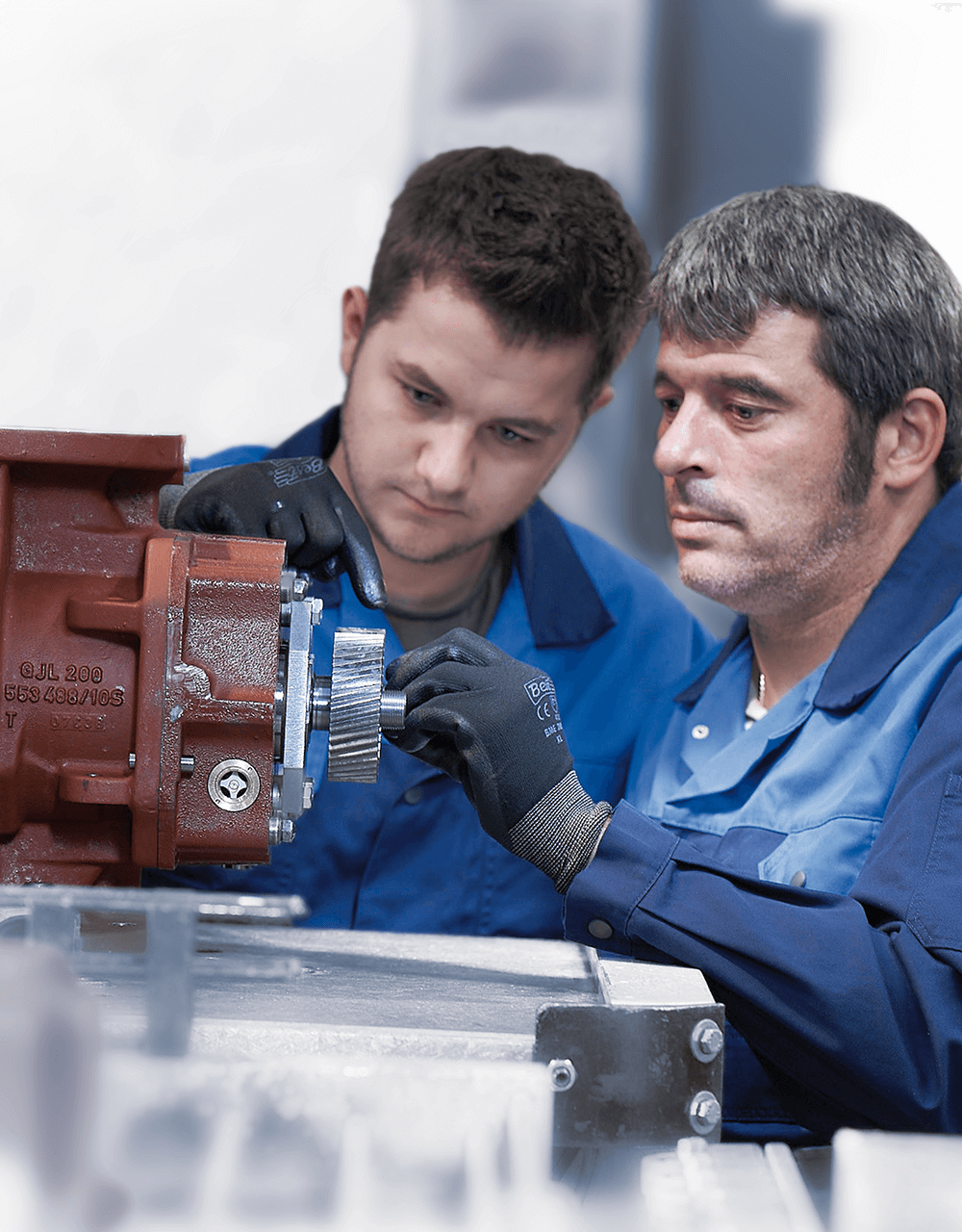 Dos técnicos expertos de servicio de AERZEN reparando una unidad de AERZEN