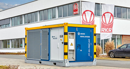 Los compresores de Aerzen Rental, en la imagen frente a las instalaciones de RKR Gebläse und Verdichter GmbH